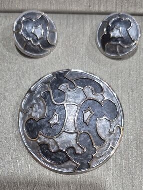 Kramer Round Silver-tone Gray Inlay Medallion Brooch & Matching Clip Earrings